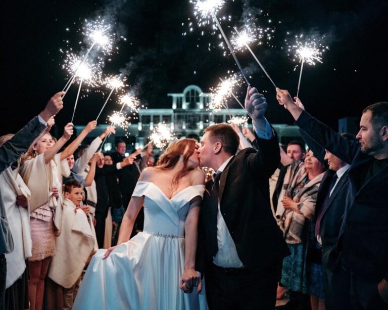 Sparkler Exit for your Wedding Day? 7 Essential Tips to Consider